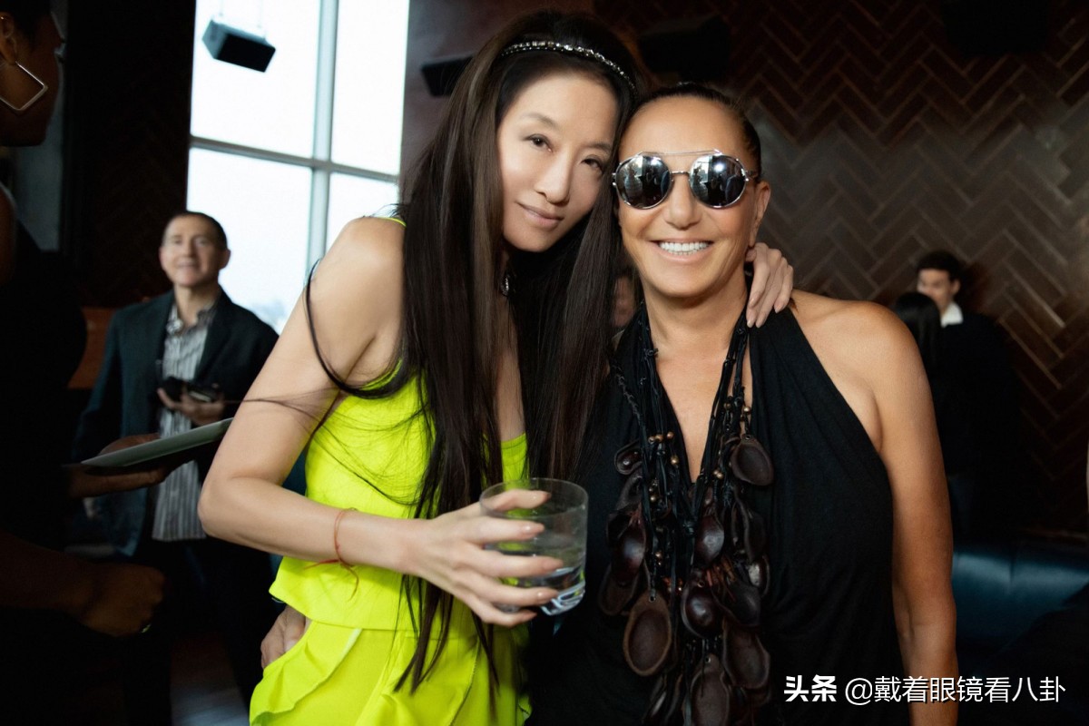 婚纱女王王薇薇庆72岁生日，身材苗条不显老，身