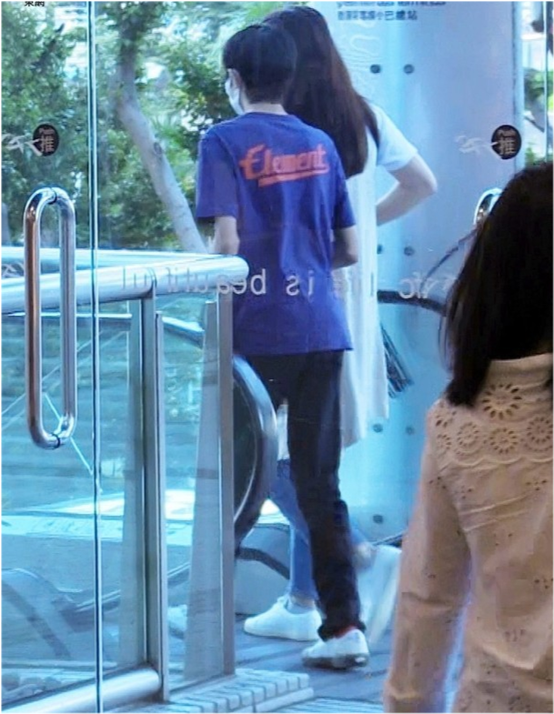 袁咏仪让儿子陪逛街，魔童身高赶上妈妈还模仿张智霖全程伺候靓靓