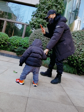 张晋带儿子出镜，鱼蛋眼神呆萌，不动抢到C位，张晋满眼都是儿子