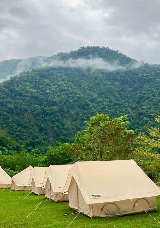 周杰倫夫婦同框秀恩愛，夫妻赤腳水中嬉戲，昆凌曬老公視角照超仙