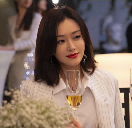 秦岚新剧太敢拍，揭露明星虚伪面，难怪她生完