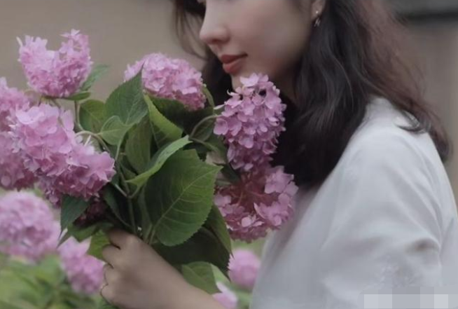 董花花发视频晒花，借花语暗示和蒋凡重归于好