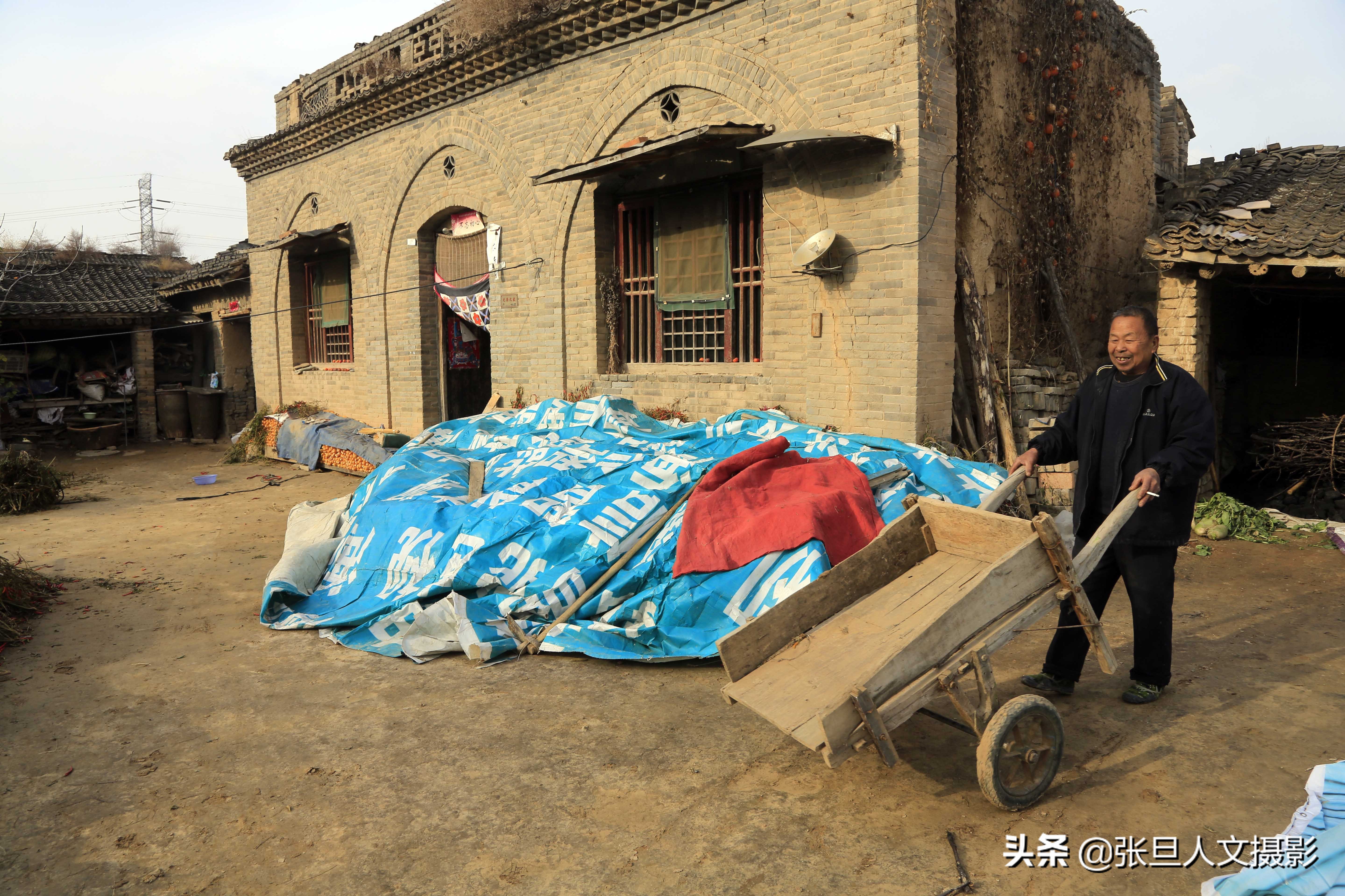 70岁老人住窑洞种辣椒 过着简朴的生活 空降兵的