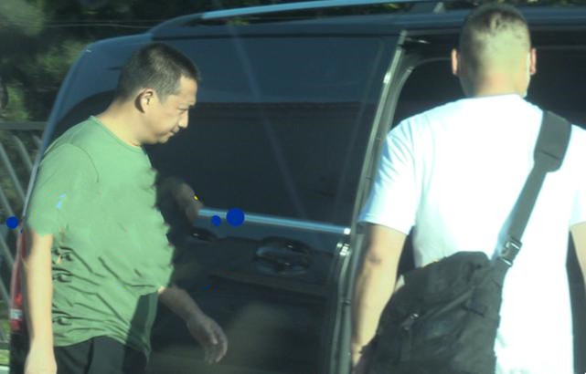 黄磊为女儿多多报警后现身，依然愁眉苦脸，为孩子的事操碎心