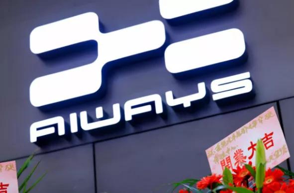 男孩子有什么坏心思呢？只不过是逛街的时候想看看车而已