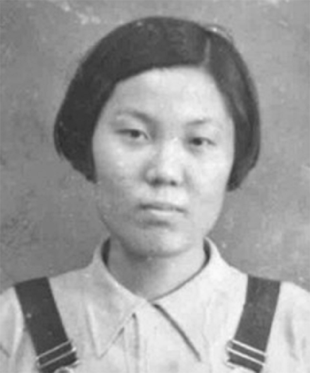 1946年，23岁董健民为保机密，携丈夫和儿子跳入