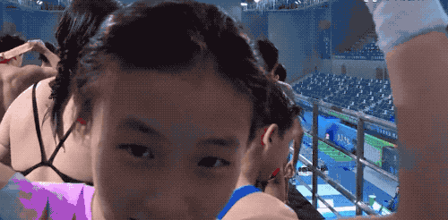 可爱又调皮！全红蝉冲到镜头前连做两个动作 没绷住自己拍手大笑