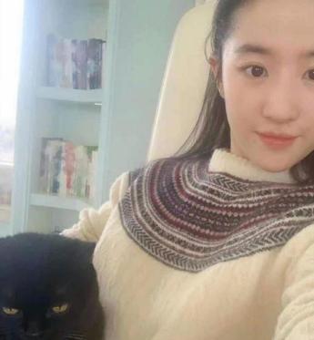 33岁刘亦菲晒近照，素颜鼻大瑕疵多，曾被吐槽不会穿衣腿还粗