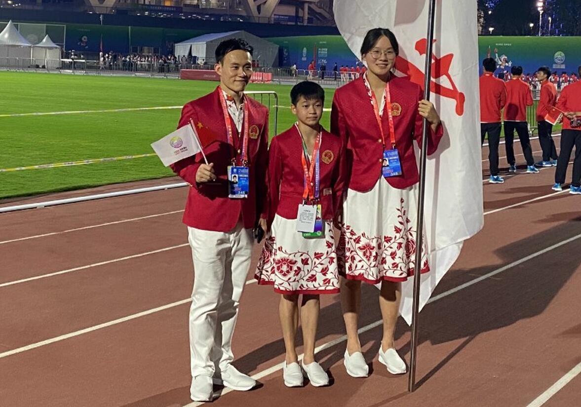 暖心！谢思埸全程保护全红婵：变身保镖+摄影师！网友：好贴心