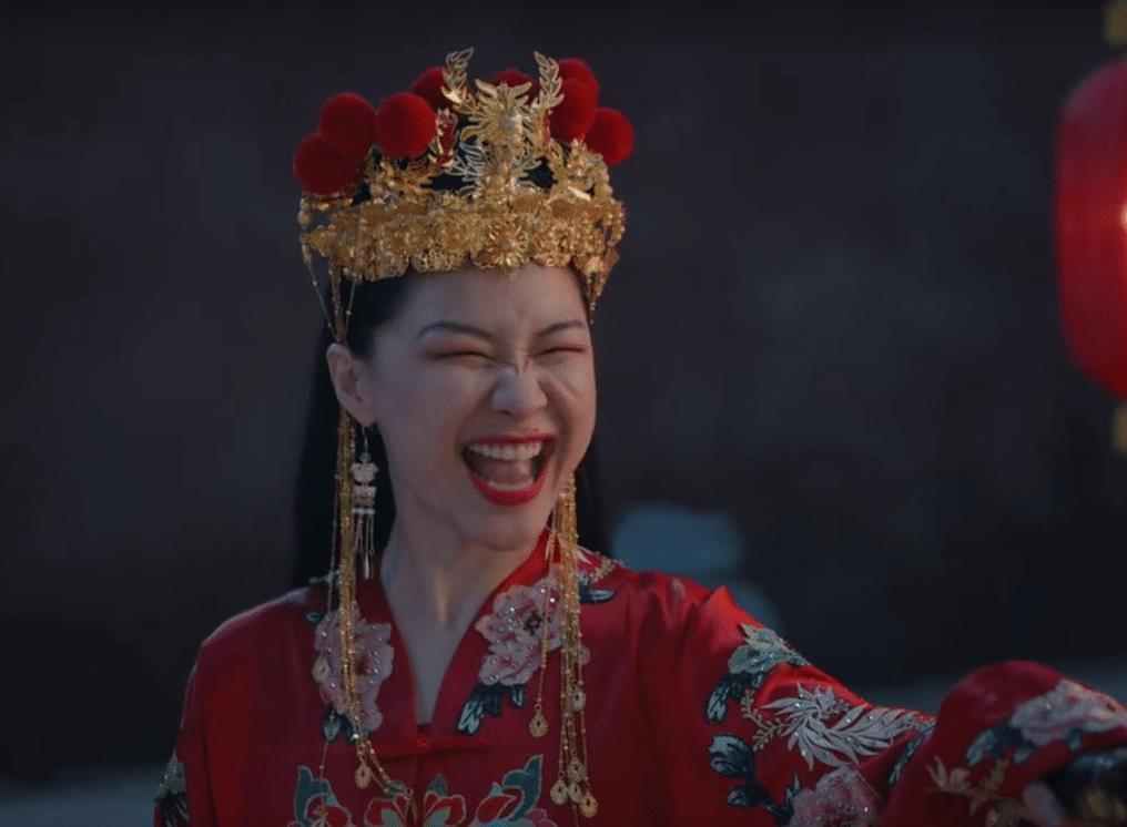 她原本是素人，被金星看好演喜剧爆红，参加《