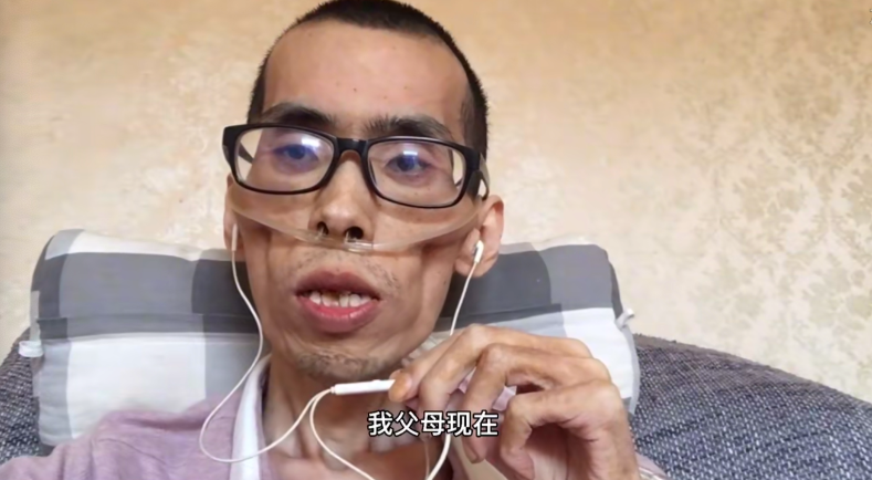 网红直肠癌晚期被医院拒收，枯瘦如柴认不出，父母高龄还有俩幼女