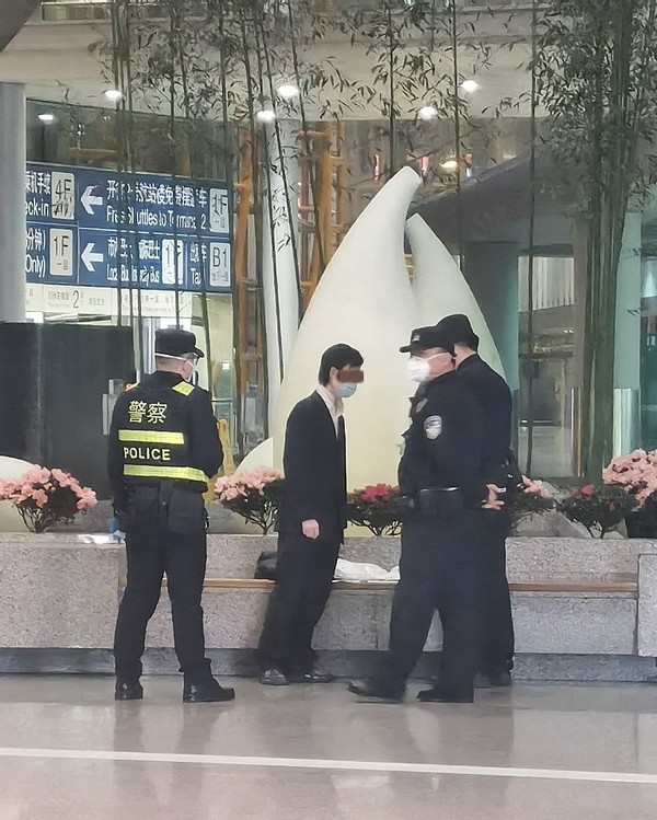 女星被陌生男扯头发骚扰，言语不堪被警察带走，仅带一助理太后怕