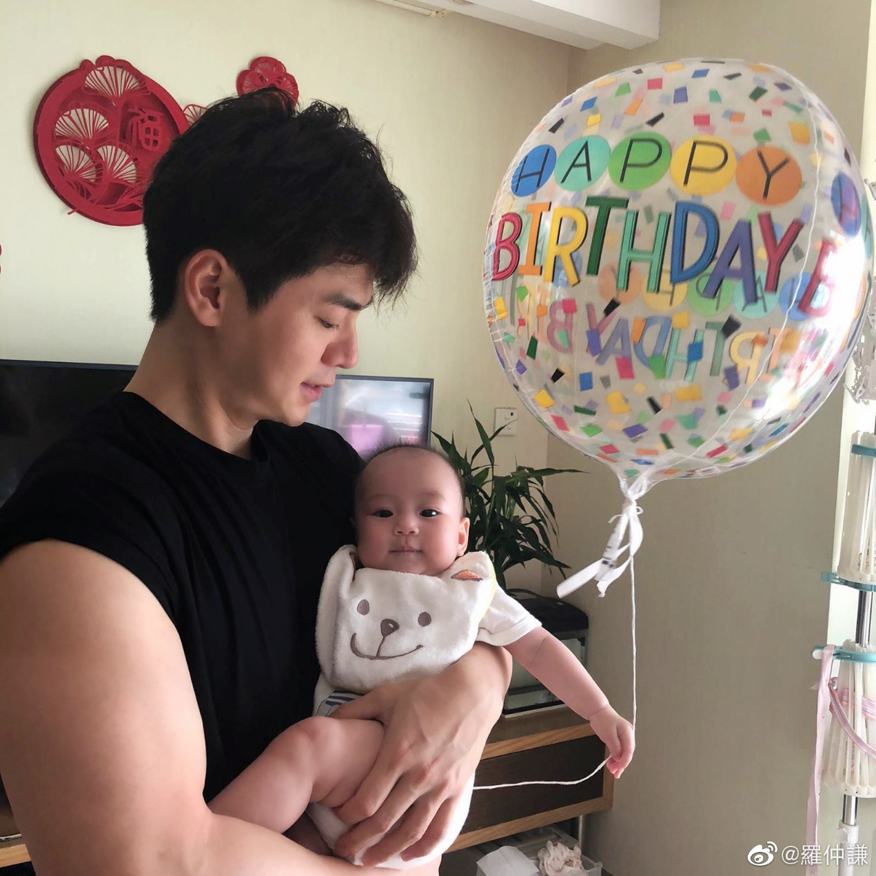 羅仲謙楊怡夫妻宣布改名，曬一家三口溫馨合照，新名字寓意好