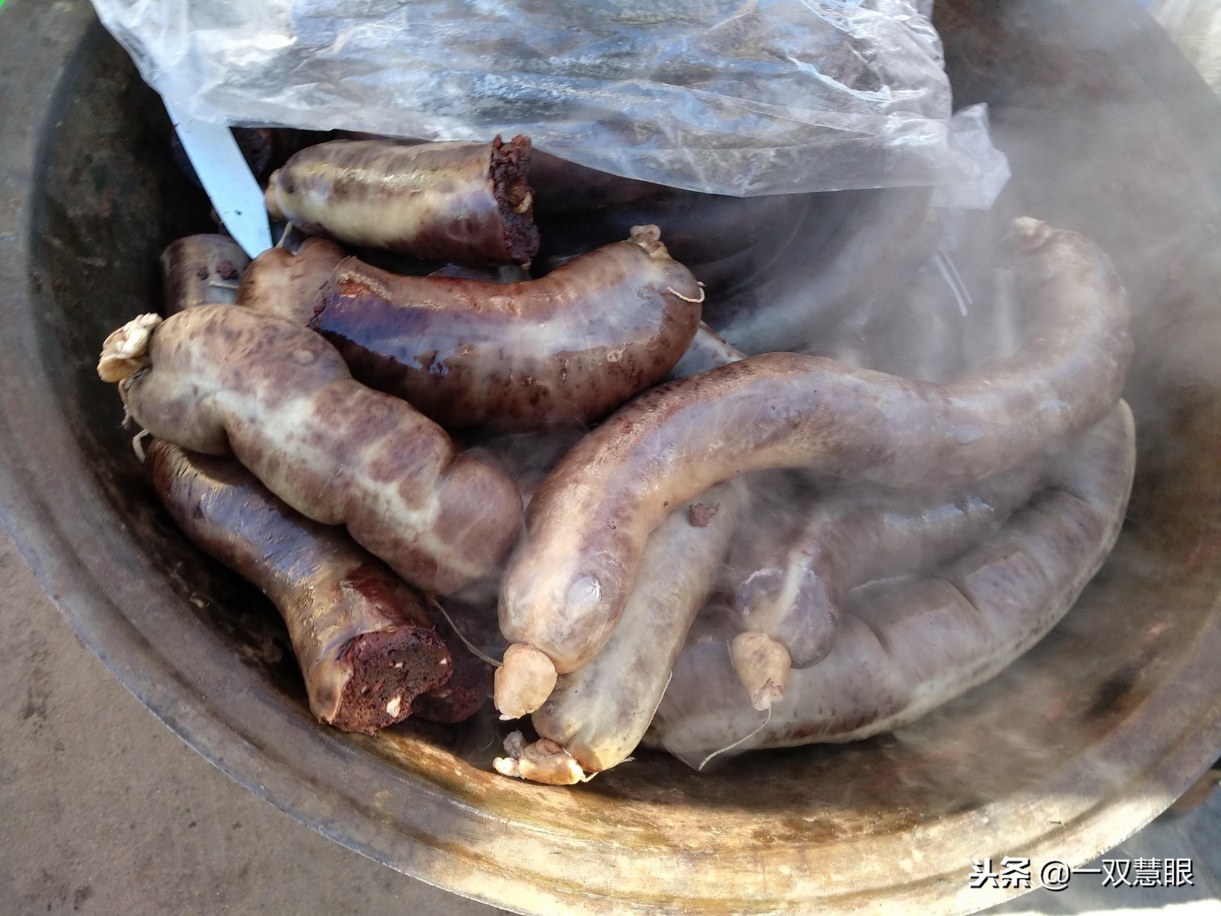 猪血肠杀猪菜那是北方人的最爱，杀猪菜猪血肠的制作过程很复杂的