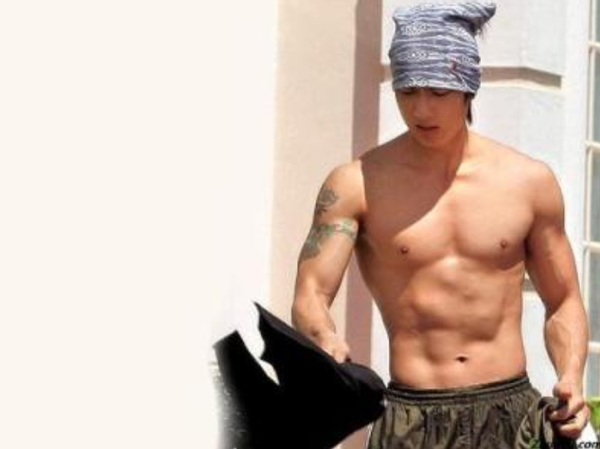 Contrast miserable intense! Wu Zun basks in classmate party to illuminate, fair and clear be good at large is shown handsome, 