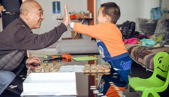“新型啃老”碰上硬茬子，70后父母：不出钱不带娃，自己管自己