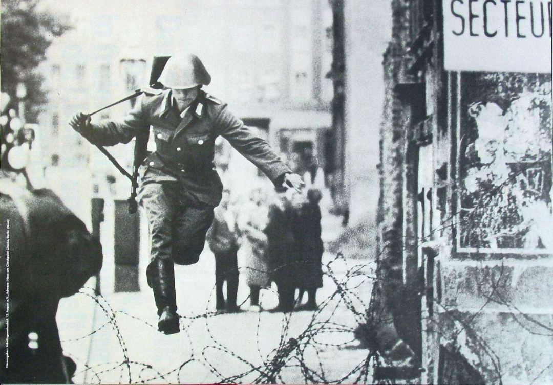 虽然同属一个城市，但却属于两个不同的国家，