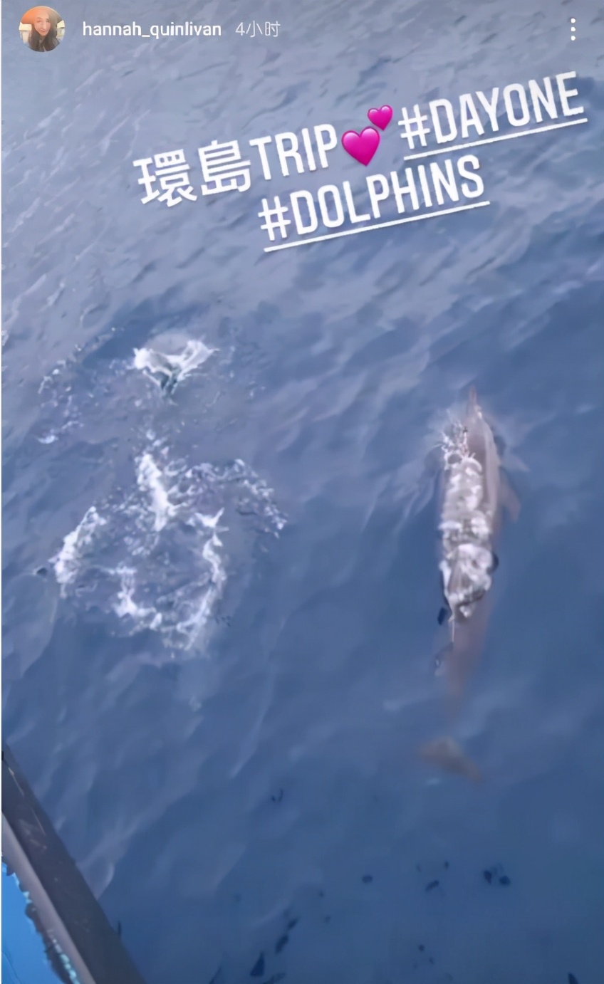 周杰伦一家四口坐游轮看海豚，昆凌搂着女儿不忘牵儿子小手，超暖