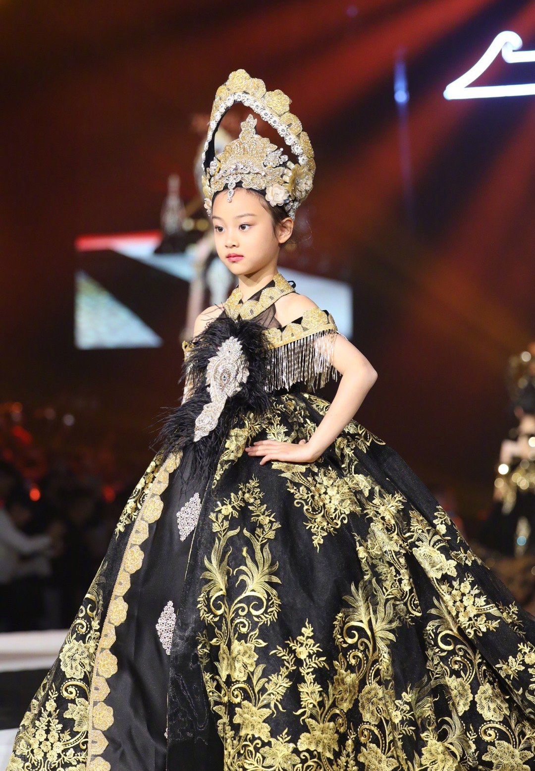 10位星二代小公主走秀，個個都是精緻萌娃，顏值氣場比父母還能打