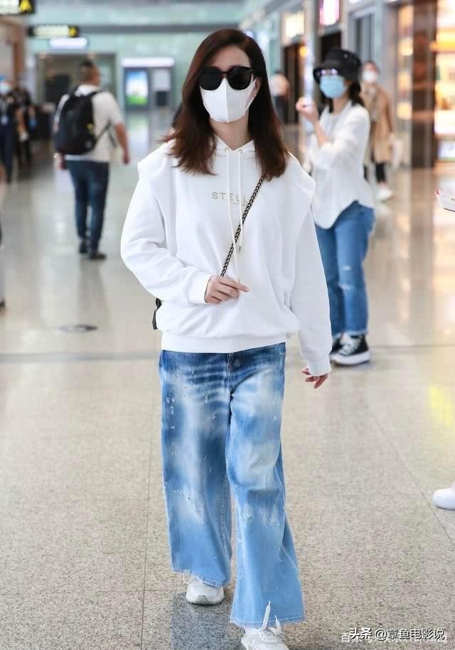 佘诗曼真的44岁了？穿衣肥大太随便，出乎意料还