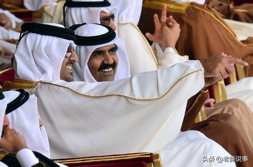 国王外出度假，银行账户突然被冻结，儿子来电：我已经继位了