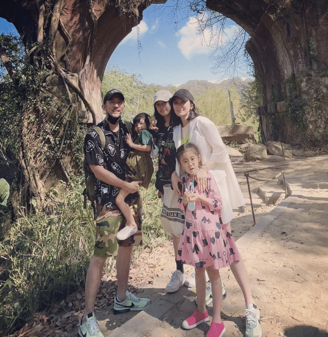 贾静雯久违晒女儿，称她们是自己的人生导师，咘咘烫泡面头像混血