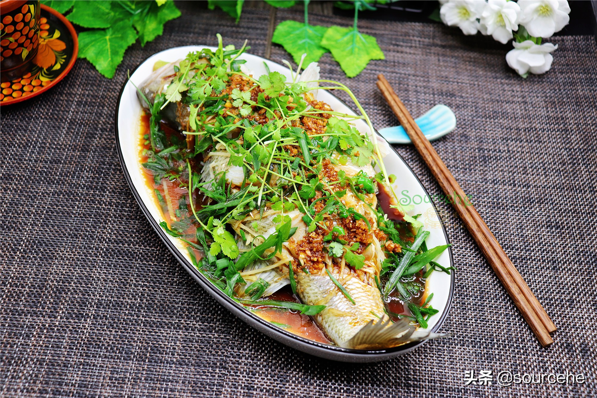 清蒸鱸魚只需8分鐘，一靠火候二靠調味，魚肉離骨，鮮美香滑