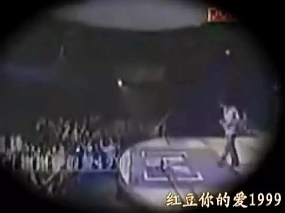 Wang Fei thanks thunderbolt sharp edge to pull hand emersion name occasion, their love already was destined when thanking thunderbolt sharp edge 14 years old