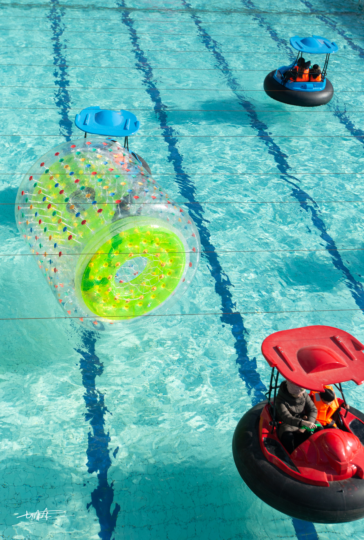 跑跑卡丁车,摇头飞椅,旋转海马,嘟嘟车,蹦蹦乐,水上步行球等项目,还