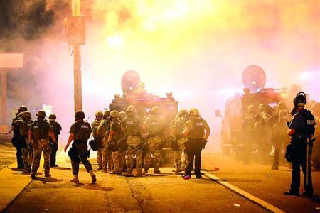 特朗普警告动用军队，美特殊装甲炮驱赶示威者，大量民众听力受损