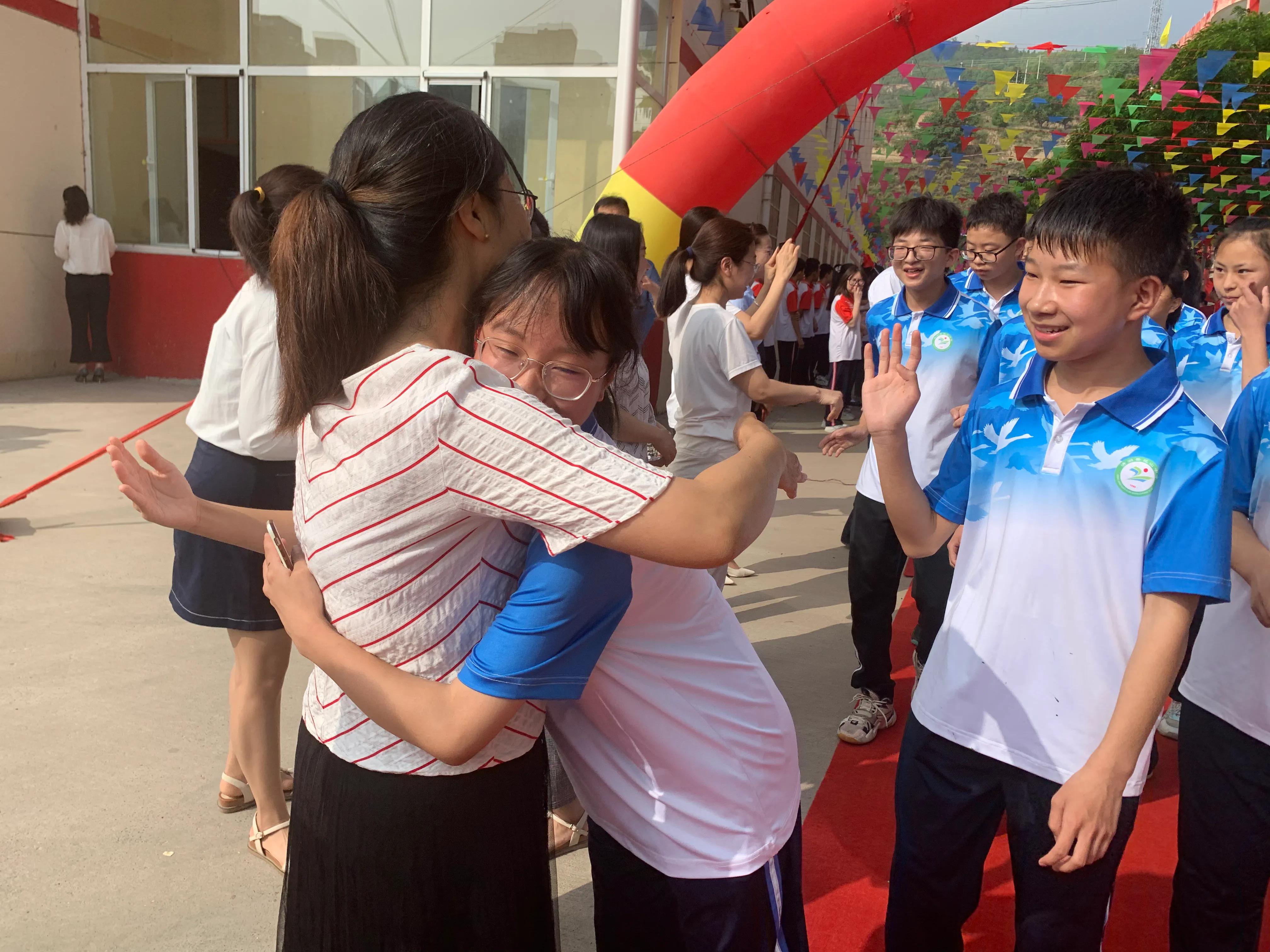 清澗縣昆山中學(xué)舉行2021屆畢業(yè)典禮(圖3) 清澗縣昆山中學(xué)舉行2021屆畢業(yè)典禮(圖3)