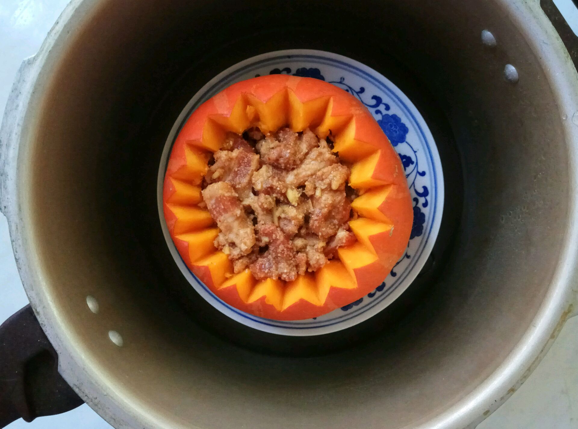 简单快手的南瓜盅粉蒸肉，荤素结合，软糯香甜，太下饭了