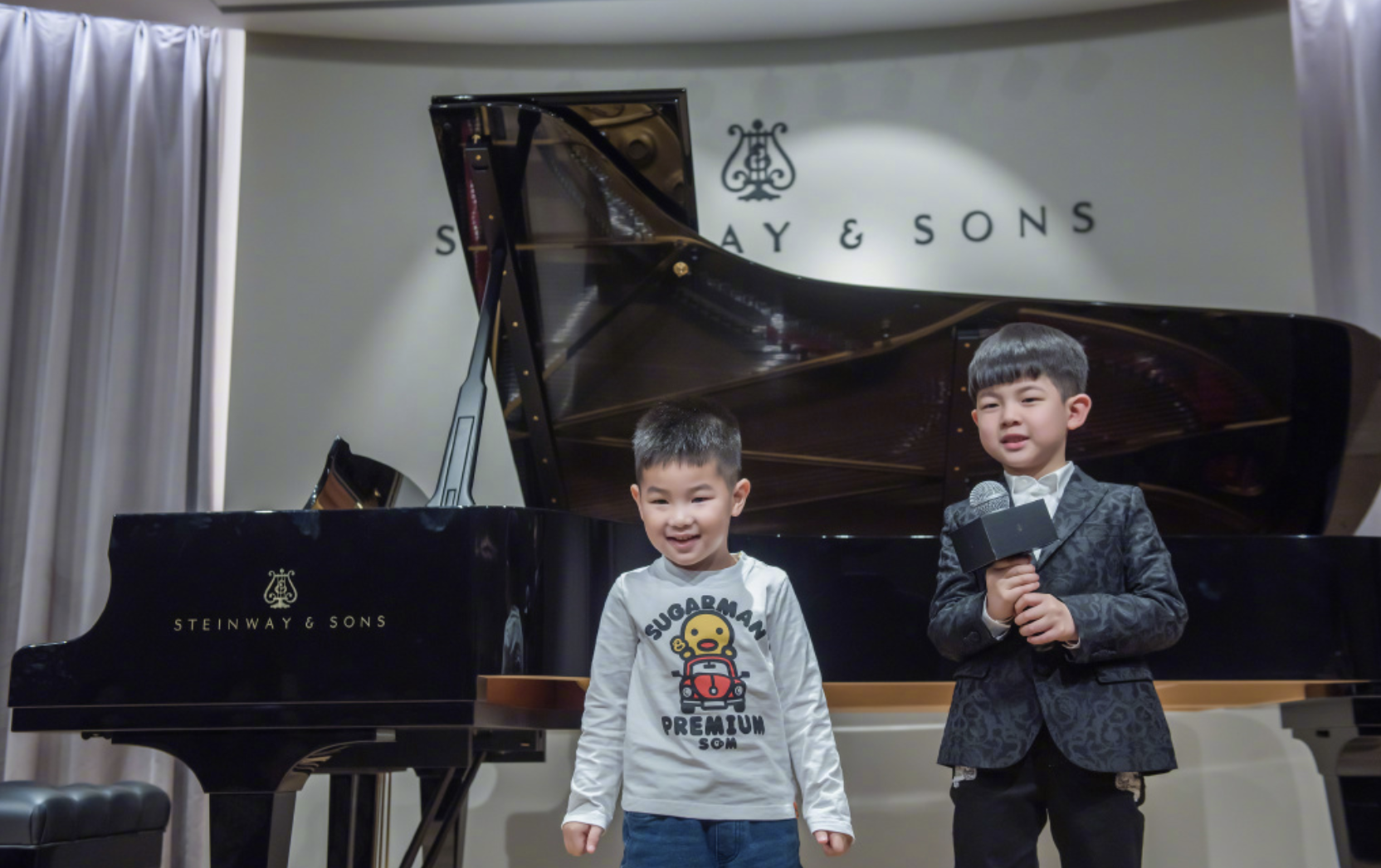 胡可曬兒子近照，安吉與甜馨同舞台彈鋼琴，一個獨奏一個需老師陪