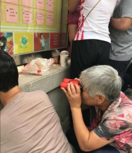 幼儿园开学第一天，孩子各种“戏精”表演，家长更厉害，还上树了