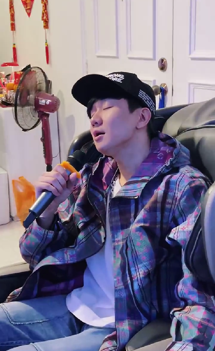 林俊傑陪媽媽回娘家，唱歌沒人搭理，網友吐槽：這就是單身的結果