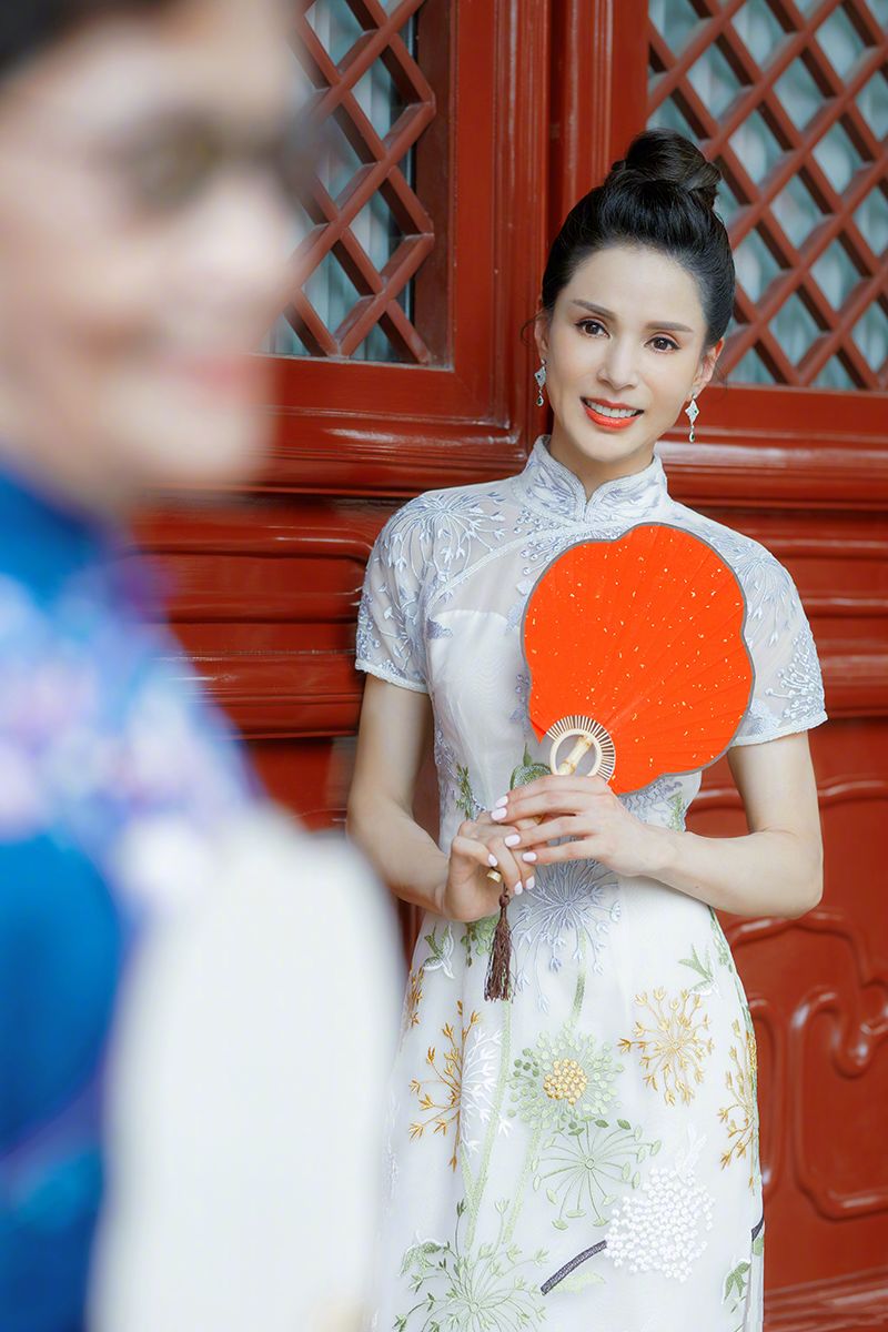 张曼玉的「旗袍」又火了，风情万种超迷人