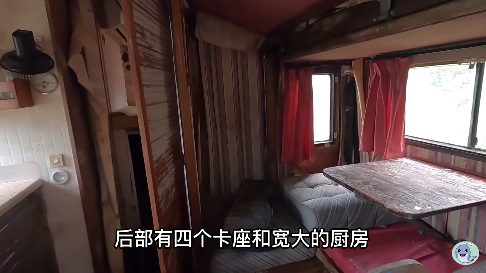 这是一栋被主人遗弃的房屋，价值180万的汽车都不要了