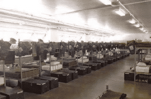 中国军人叠豆腐块，印度军人也叠，看到美国的，网友：这是酒店？