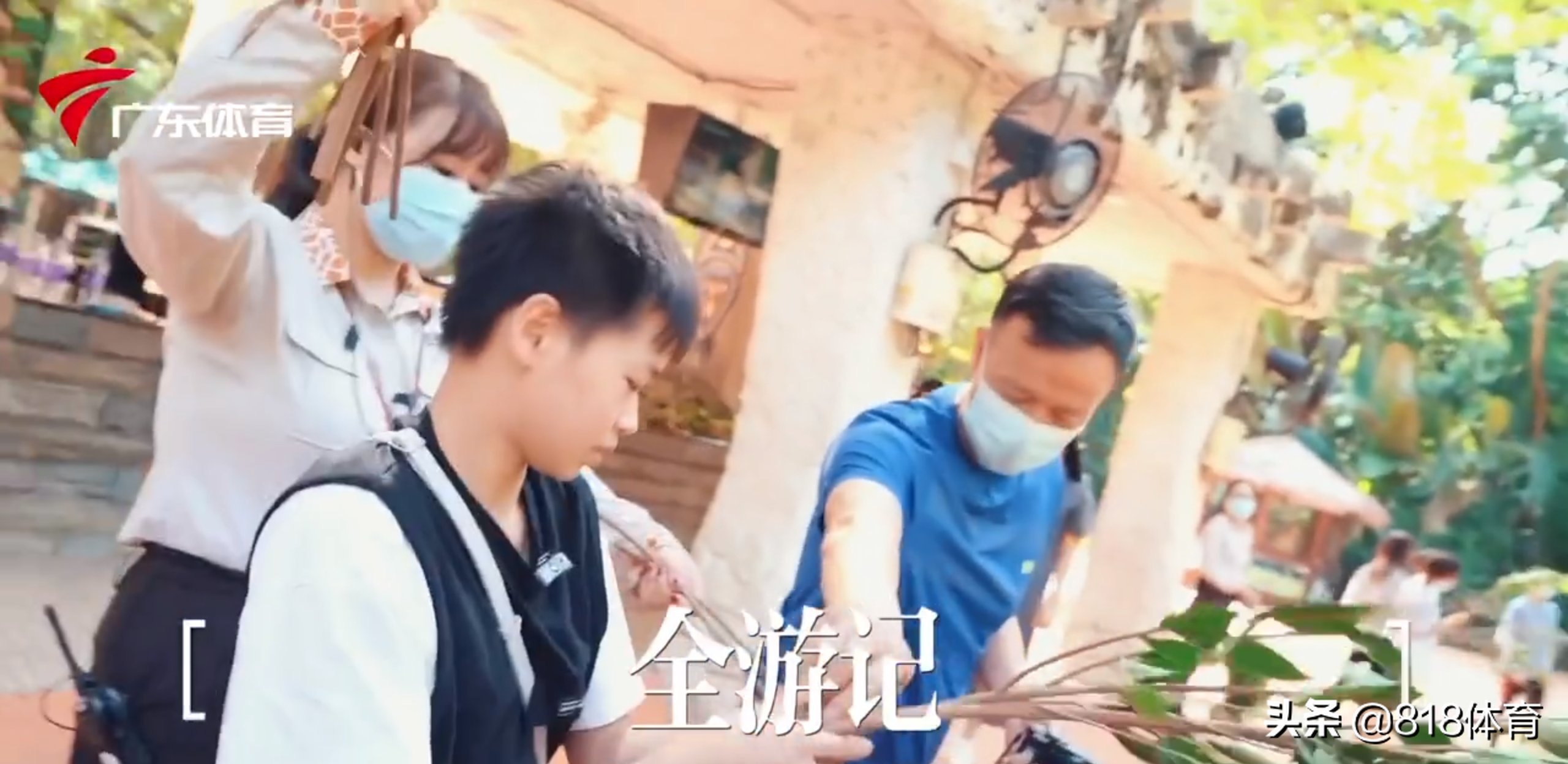 神仙师徒!全红婵动物园喂长颈鹿树叶不得要领,何教练亲自示范教她