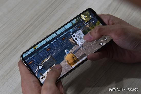 三星Galaxy A8s黑瞳全视屏 两千元档位旗舰手机