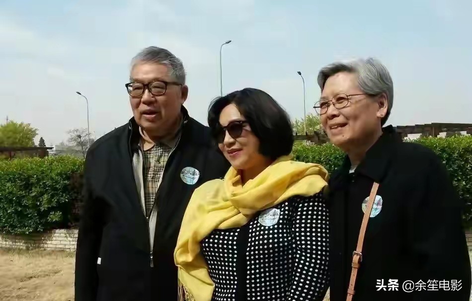 怀有身孕时被李连杰抛弃，住地下室十年，黄秋