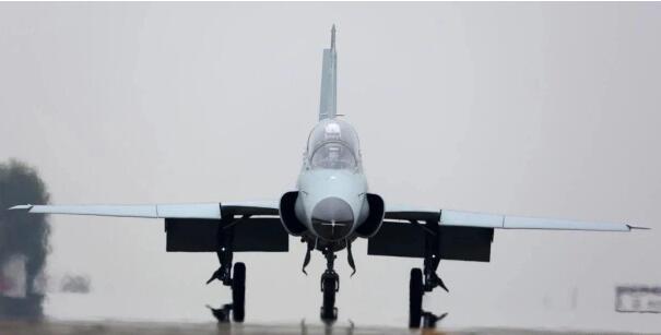 首飞一年就出口，我国这款小飞机凭什么比枭龙