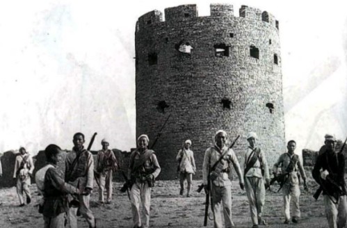 日军藏在炮楼里，八路军久攻不下，一老农路过