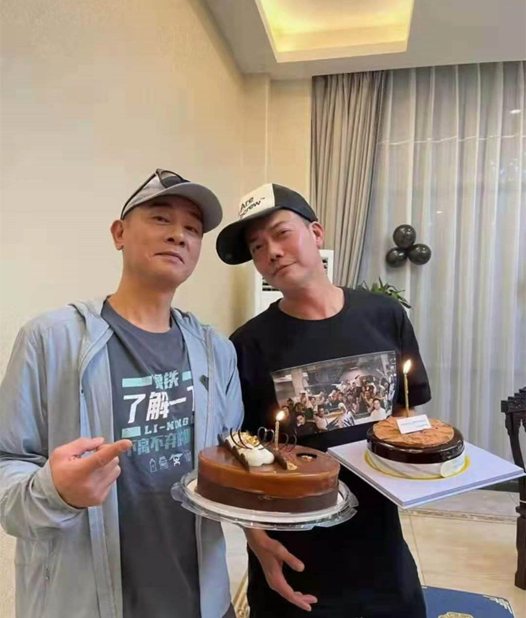 张耀扬陈小春谢天华齐聚海南，坐游艇出海吃海鲜大餐，生活惬意