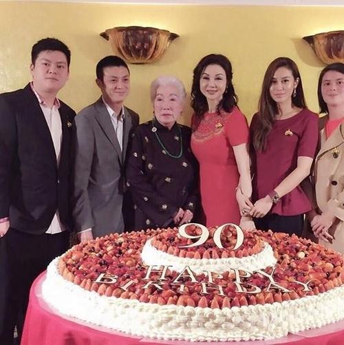 为富豪生5个孩子，婆婆怕她吃苦给4亿分手费，离婚后仍去照料婆婆