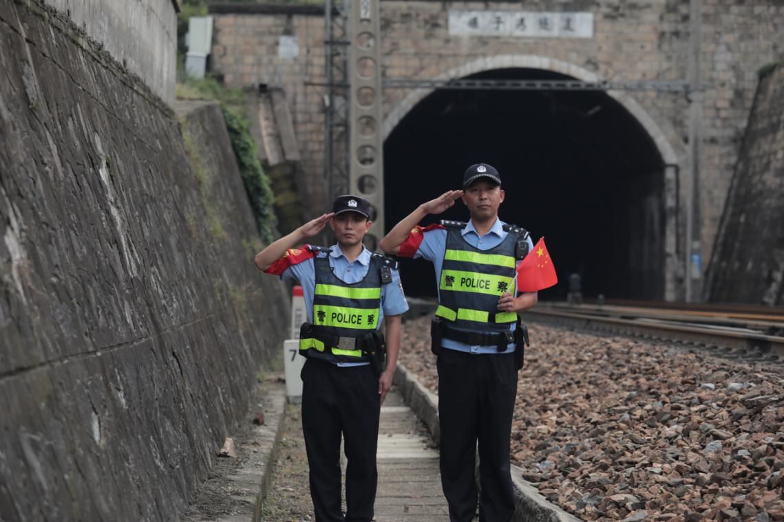 麻城铁警全力迎战“国庆”“中秋”安保  护航旅客平安出行