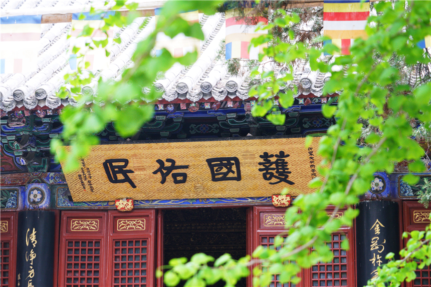 中国第一座寺院位于河南洛阳，距今1900年，名字起源于皇帝一个梦