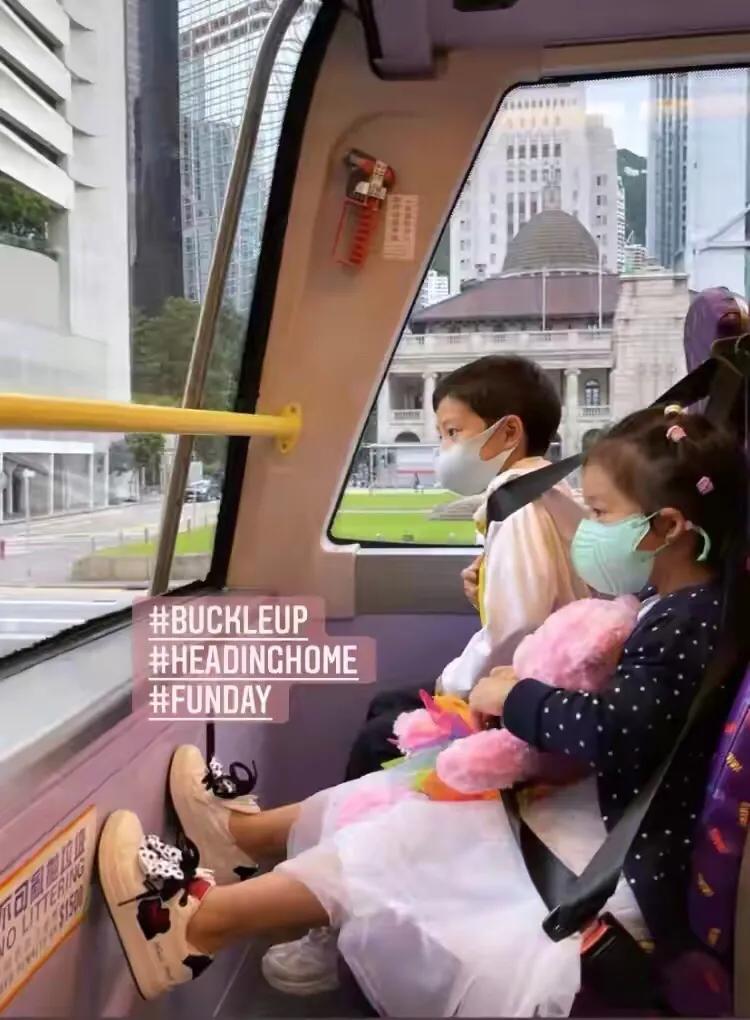 郭晶晶夫妇一起玩滑板，晶晶动作灵活，霍启刚动作笨拙搞笑很可爱