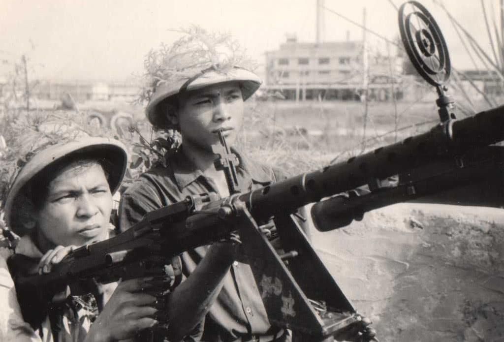 1981年越军少尉带10人投靠中国，送先进武器，我军高度重视