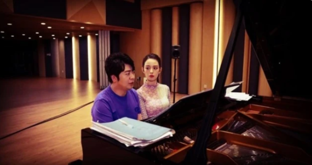 郎朗深夜甜秀恩爱，与吉娜挽手逛夜市吃小吃，吉娜细直长腿太优越